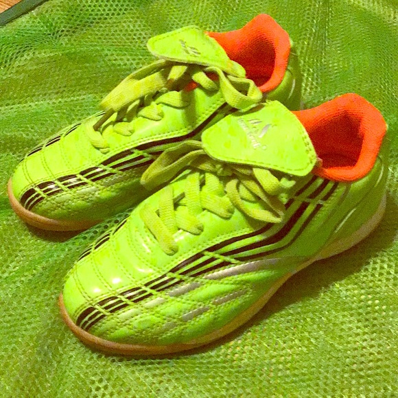 boys green tennis shoes